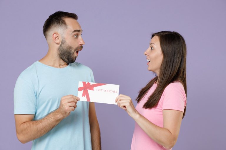 Paar mit Massagegutschein Paar freut sich über Massagegutschein